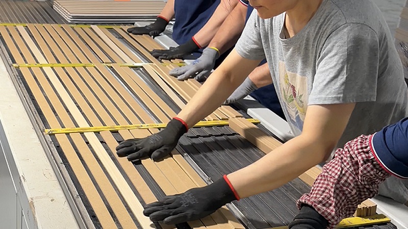 音響パネル工場の様子：精密生産からバルク出荷まで